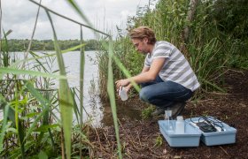 Hydrolog tar vannprøve.
