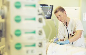 Illustrasjonsbilde av intensivsykepleier i arbeid. 