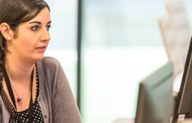 IT-leder og kollega ser på pc. 