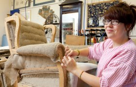 Møbeltapetserer stopper en stol 