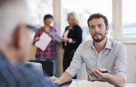 Kundeansvarlig i samtale med en kunde.