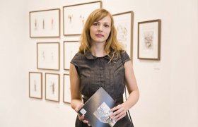 Kvinnelig kunst- og kulturformidler i kunstgalleri.