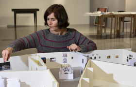 Kurator planlegger kunstutstilling