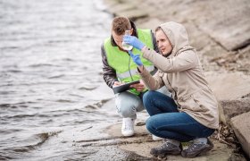 Forskere gjør vannanalyse.