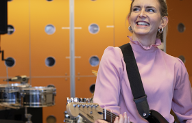 Musikkterapeut spiller gitar