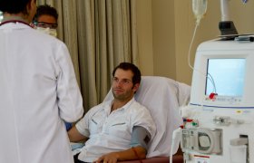 To leger og en pasient som mottar dialysebehandling.