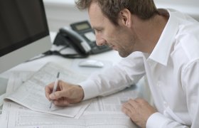 Økonom i arbeid på kontoret. 