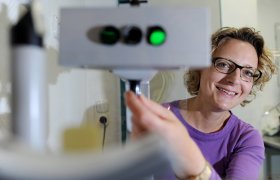 Illustrasjonsbilde av optiker i arbeid.