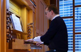 Organist spiller på orgel