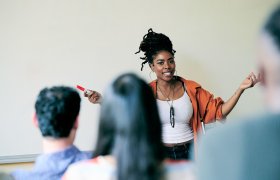 Pedagog underviser voksne elever i klasserom