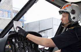 Helikopterpilot gjør klar til avgang