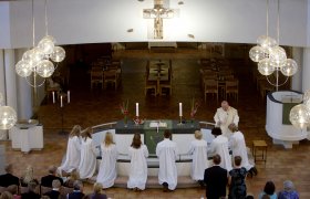 Konfirmasjon i Vålerenga kyrkje med prest Einar Gelius.