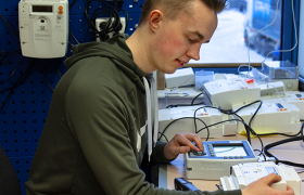 Produksjonselektroniker i arbeid