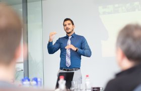 Prosjektleder forklarer i møte.