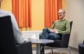 Psykiater i samtale med pasient.