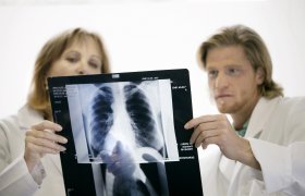Leger ser på røntgenbilde.
