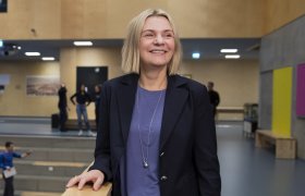 Rektor i aulaen på skole.