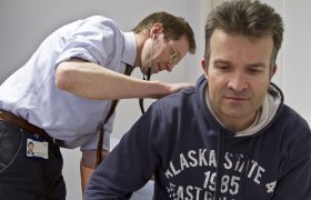 Revmatolog behandler pasient.