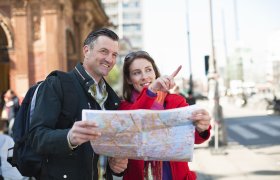 To personer holder et kart sammen. 