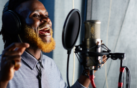 Man synger i et studio 