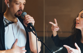 En sangpedagog instruerer en sanger