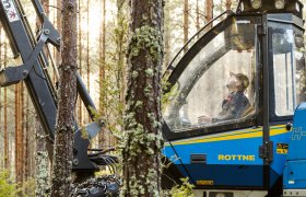 Skogsoperatør sitter i skogsmaskin