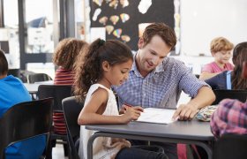 Skoleassistent hjelper elev. 