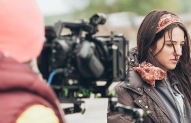 Skuespiller blir filmet utendørs