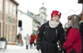 En jente og en gutt snakker sammen ute på gata.