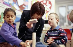 Spesialpedagog underviser barn.