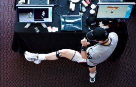 Mann testar spilldesign på Game Design Expo 2009.