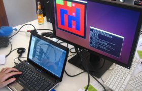 Spillprogrammerer skriver kode.