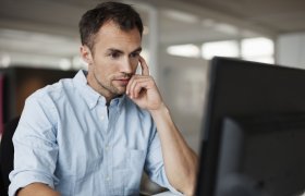 Illustrasjonsbilde av mann som jobber på pc.