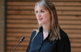 en kvinne i  snakker på en talerstol