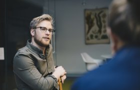 Studiekonsulent i samtale med student.