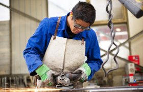 Metallarbeider som er i arbeid med sveising