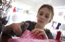 Kostymesyer klipper i rosa mønstret stoff