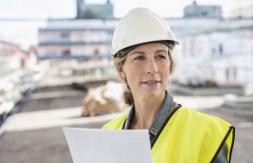 Illustrasjonsbilde av kvinne i arbeid på en byggeplass. 
