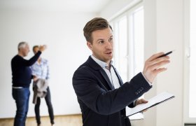 Takstmann vurderer bolig. 