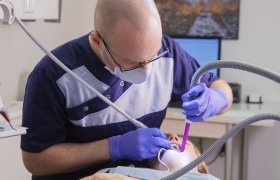 Tannlege gir behandling til pasient.