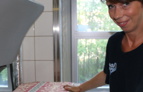 En kvinne forbereder et stoff som skal renses i maskinen