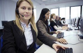 Telefonselger i arbeid med kolleger.