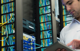 Telekommunikasjonsmontør i arbeid i et serverrom