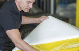 Profileringsdesigner klargjør folie til bil 