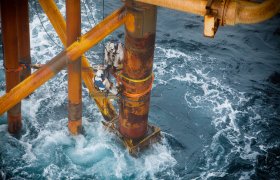 Tilkomsteknikere på jobb