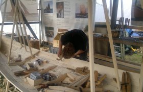 Trebåtbygger i arbeid