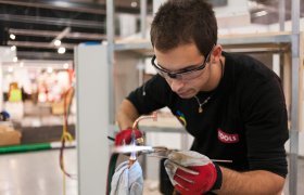 Kulde- og varmepumpemontør i arbeid 