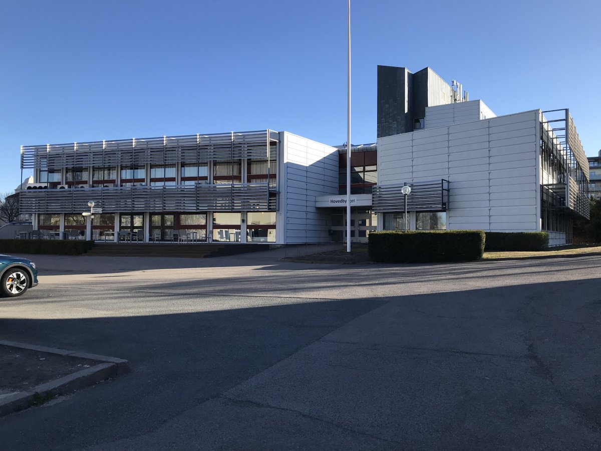 Bildet viser den bygningen der klasserom og administrasjon holder til.