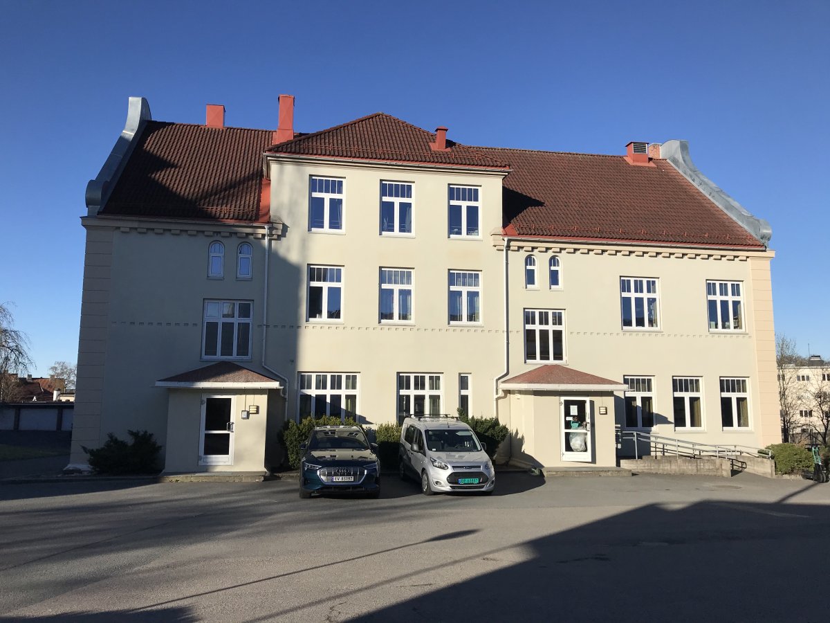 Bildet viser bygget der bibliotek, lesesaler og kontorer for fagpersonalet er.