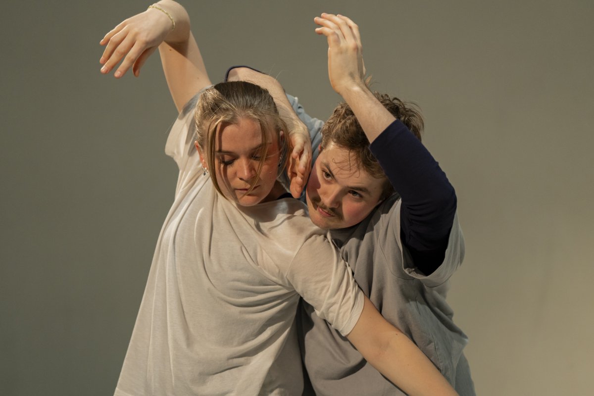 To personer danser inntil hverandre, med linjer som oppstår mellom kroppene deres. 